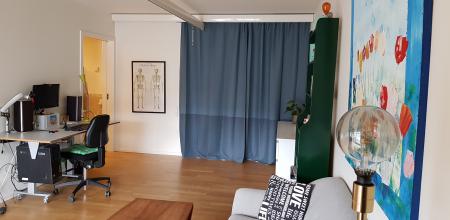 The living room with a hoist and a height-adjustable desk.