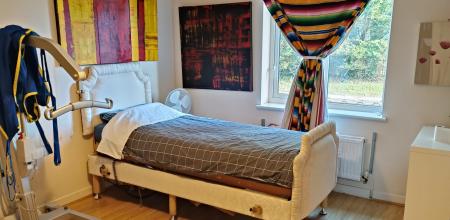Main bedroom, single bed, pressure relieving mattress, hoist