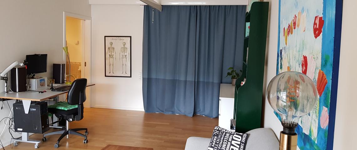 The living room with a hoist and a height-adjustable desk.