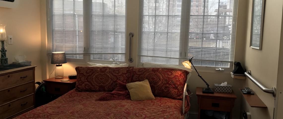 Master bedroom (adjustable bed)