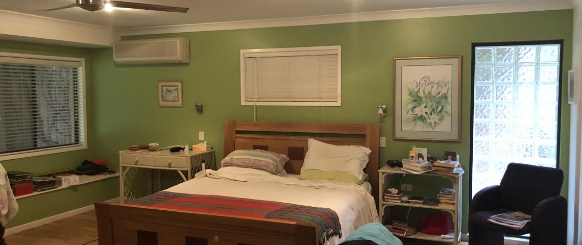 Main bedroom kingsize bed