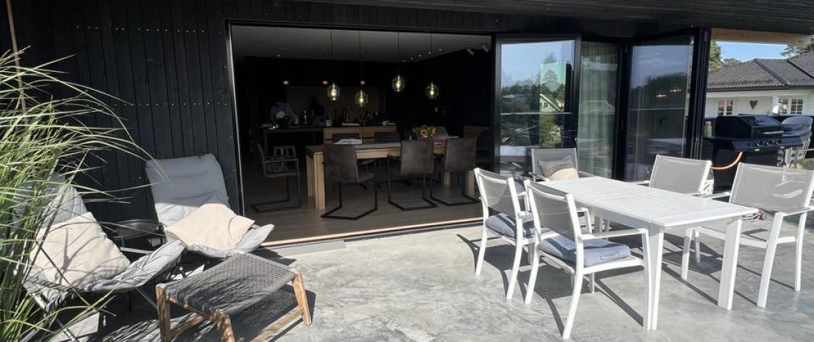 Outdoor topfloor from kitchen/dining