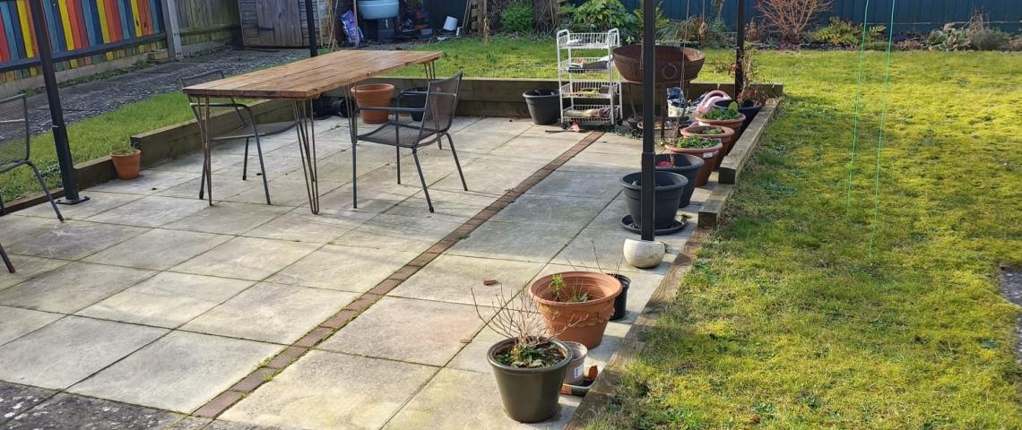 Level garden with seating and dining area